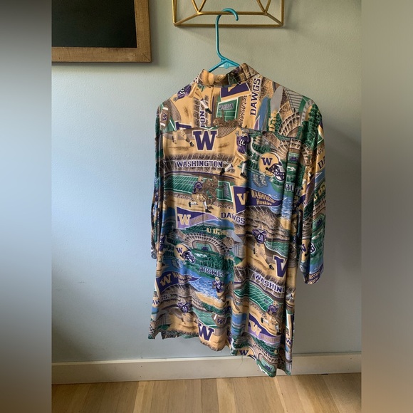 Reyn Spooner University of Washington College Football Hawaiian Shirt - Picture 3 of 7